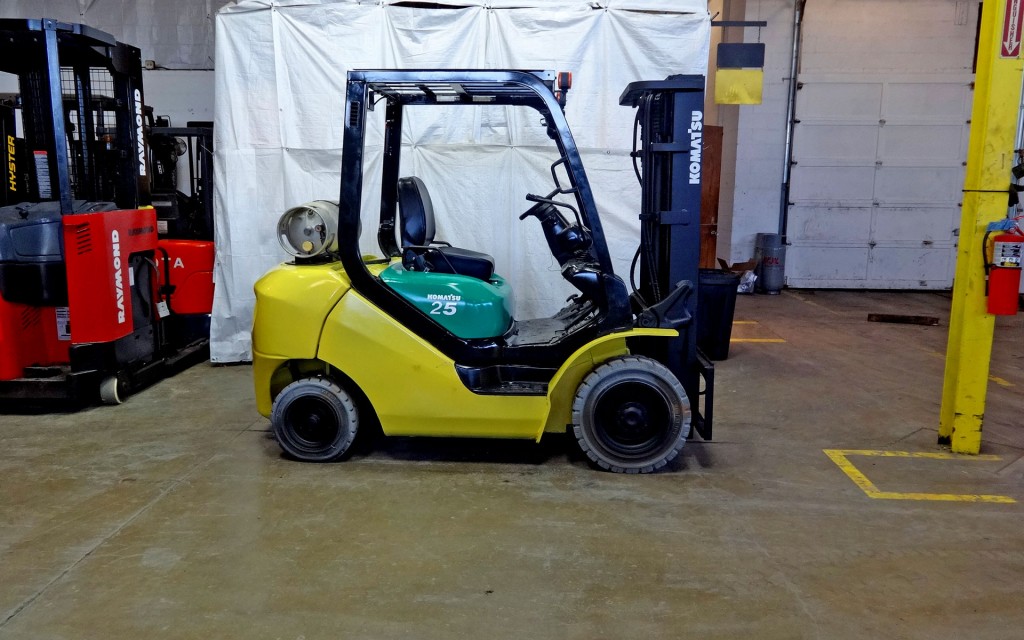 2011 Komatsu FG25T-16 Forklift on Sale in Michigan